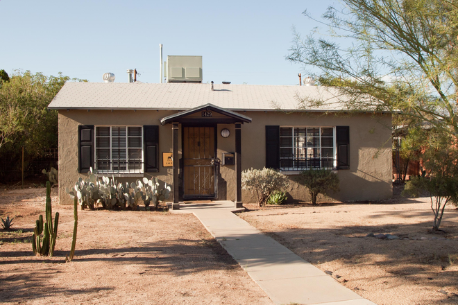 Exterior - Charming 2 Bed/2 Bath house with bonus room and solar panels walk to campus
