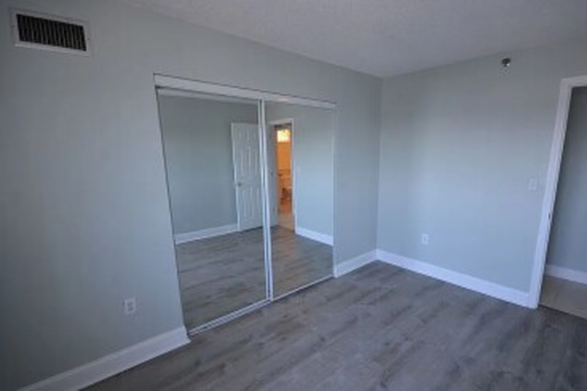 LIVING - SPACIOUS 2 BED/1.5 BATH WITH GAS, HEAT, HW, POOL AND FITNESS CENTER! 9/1/25! Apartments