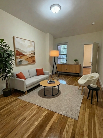 living room - Cozy Washington Square 1 bed with updated kitchen - landlord pays the fee! Apartments