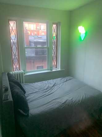 Living Space - 3 BEDROOM - JOY ST, BEACON HILL APARTMENT! AVAILABLE!