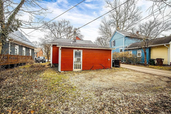 Driveway - 3 Bedroom Home Near Uptown (LEASE TAKEOVER)