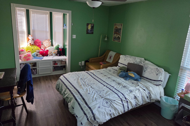 Room for Rent - Cute Townhome Near Bus Stop and Shopping