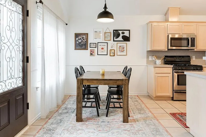 Dinning Area - Cozy & Quiet Room - Utilities Included House