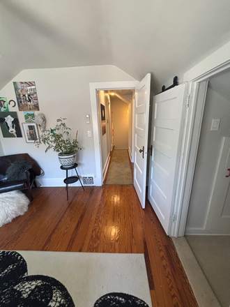Upstairs hallway - Historic house close to campus!