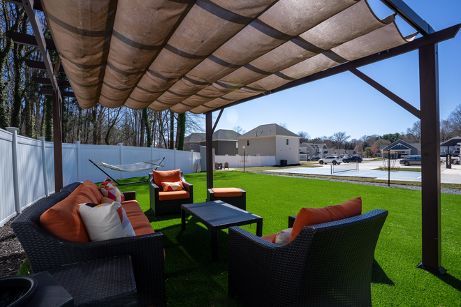 Outdoor Lounge - Charlton Farms