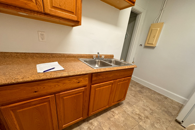 Kitchen - 384 Probasco Apartments