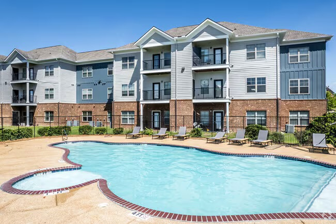 Pool + overlooking balconies - Taylor Bend, close to campus and South Rec center