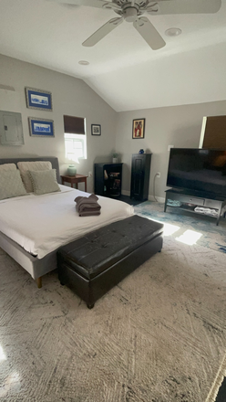 Bedroom - Adorable cottage 5 min from downtown, 15 min to beach Apartments