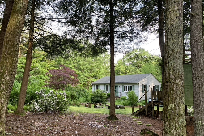 exterior - Furnished bedroom in a quiet house in the woods