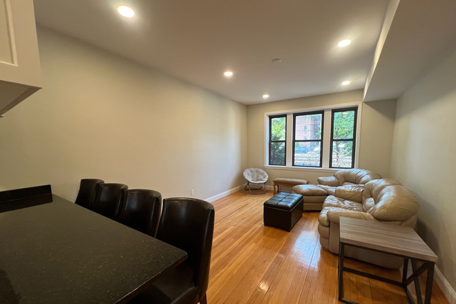 living room - Huge 5 bed condo on commonwealth Close to campus, renovated kitchen w/ granite countertop