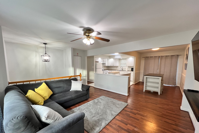 Upper Living Room - Furnished rooms across UMD campus House