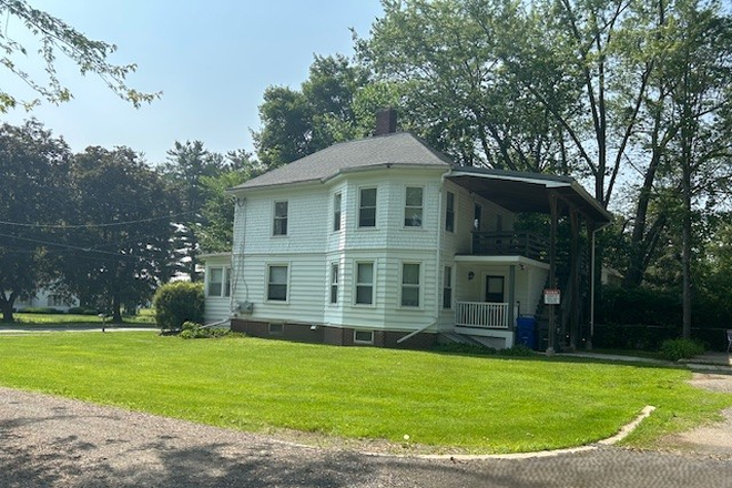 Exterior - 971 North Pleasant St. #2, Close to Umass Campus and North Amherst Shops Duplex