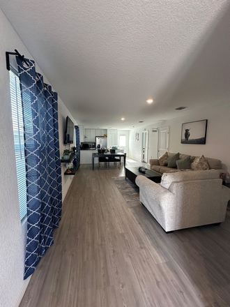 Comuna living space - 10243 Asta Trail. Rooms available for students. BILLS INCLUDED!