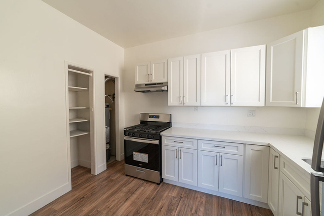  - 1049-1053  43rd St.