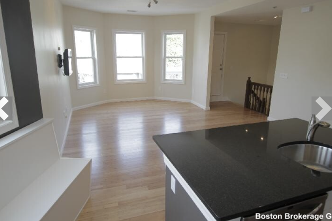 Living room - NICE 4 BED/2BATH (09/01/2024). RIGHT ON CAMPUS Duplex