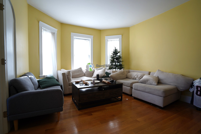 1 - JUNE 2026 – Massive 6 Bed / 2 Bath Duplex | Tons of Common Space | No Broker Fee Apartments