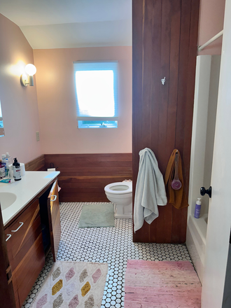 Bathroom - 1 BR in private home, close to campus