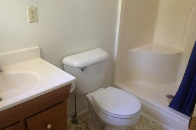 bathroom - 804 Tunlaw Place, close to corner