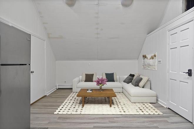 . - Renovated 3 Bed / 1 Bath near campus available 10/1/2025!! Apartments