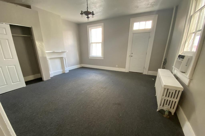 Bedroom #2 - 5 Minute walk to campus, HUGE house!