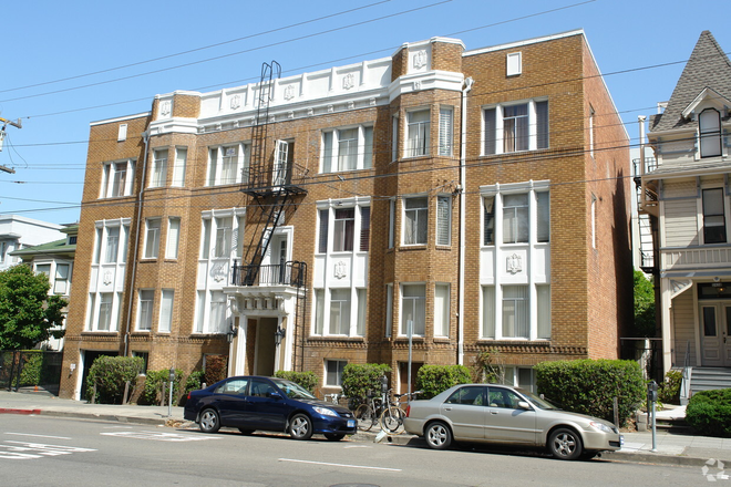 Apt Building - Summer Housing a Block from Campus