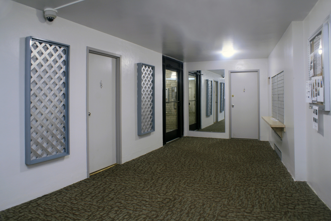Foyer - Amberson Gardens - Close to CMU and Pitt