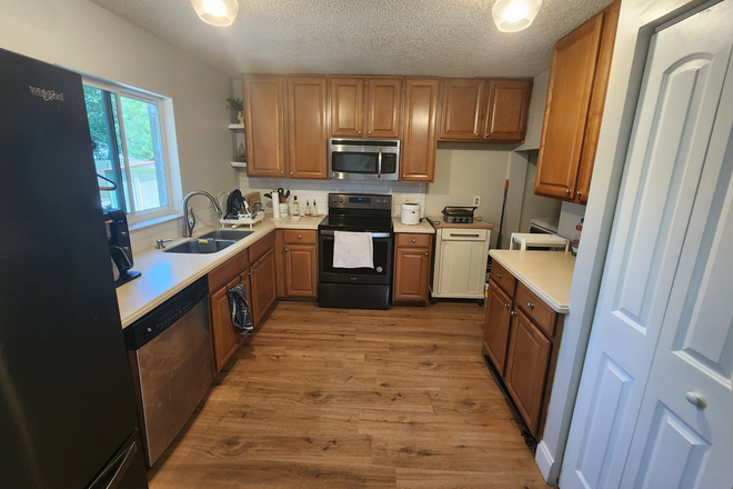 Kitchen - 1 Bedroom with parking nearby UCF House