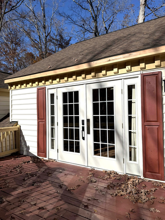 Deck - Cute 3Bed/2ba Apt, 10 min to campus, large master suite, newly updated, quiet cul de sac, wooded lot