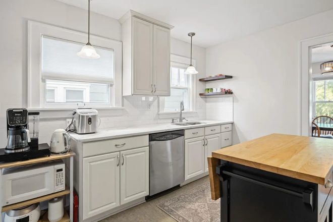 Kitchen - 214 Connolly St-Close to campus House