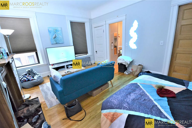 Call call or text Arezou at 617-584-7817 - Expansive studio unit on the border of Kenmore Square & Back Bay!! NO BROKER FEE!!! Apartments