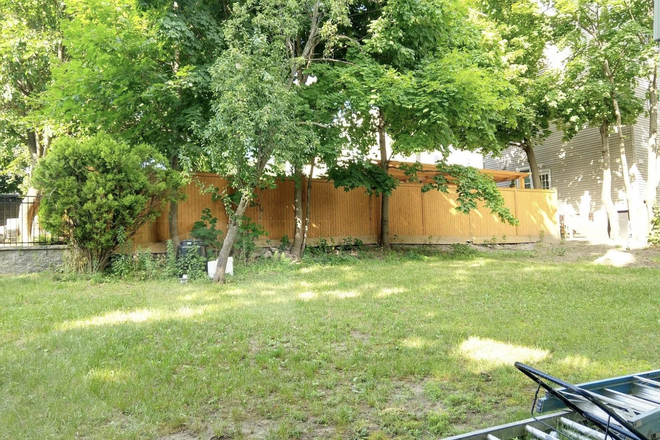 BIG BACK YARD - Harvard  graduate students  seek  2 roommates. Somerville/Cambridge line. $900 per room. Apartments