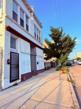 Building front - 3-bedroom apartment available rent as a whole or as individual bedroom near MID /UIC west campus