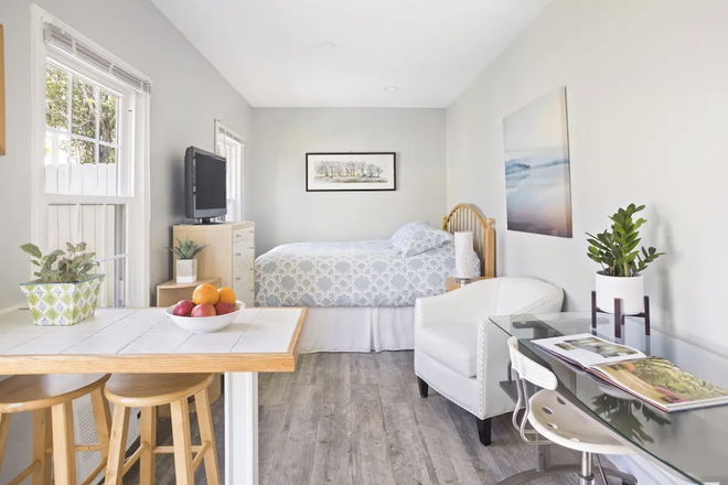 Bedroom area with desk - Cozy Back House Studio in Safe, Charming Neighborhood walkable to campus and streetcar