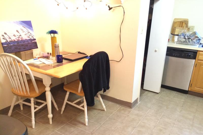 - - No Broker Fee!! Right Close to Campus! 1 bed w/ Laundry in Building