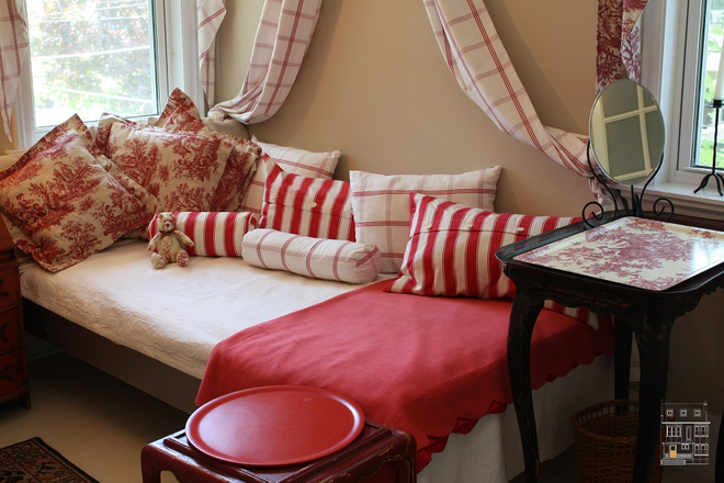 The Red Room (AVAILABLE) - Charming Historical Home with Room for Rent, Quiet Neighbourhood (Avail. NOW)