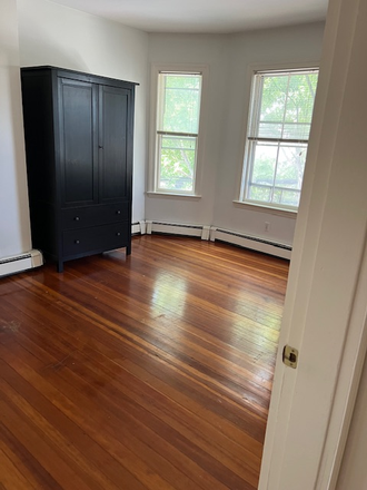 Big bedroom - 474 Windsor #2 Apartments