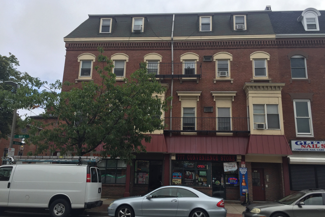 - - No Broker Fee!! Close to Campus! 1 bed w/ Laundry in Building Apartments