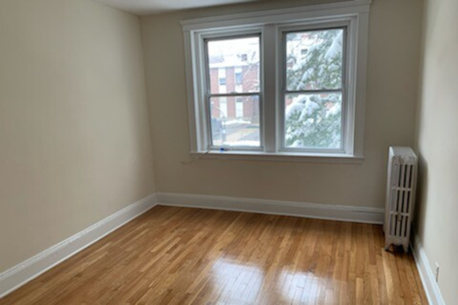Visit hubrealtyproperties.com - Well-maintained one bedroom split, parking available Apartments