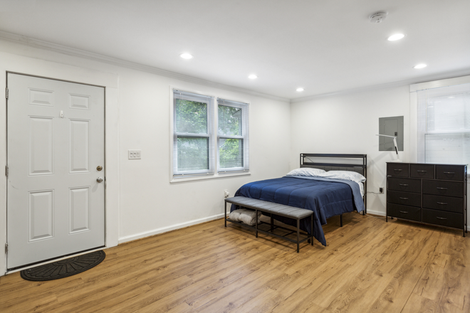 LIving areas with bed and place for cloths - Garage Cottage-Studio