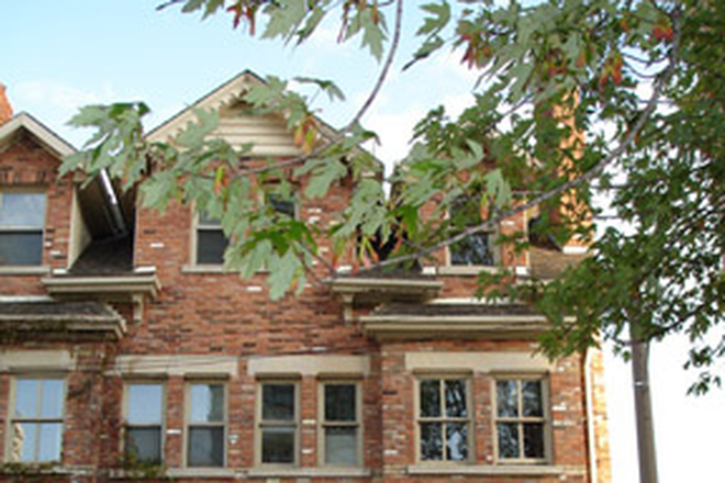 HOUSE FRONT - *WALK UofT SUNNY 2NDFLOOR BEDROOM BEAUTIFUL CREATIVE HOUSE PRIVACY 4LEVELS POOL ALL NEW RENO