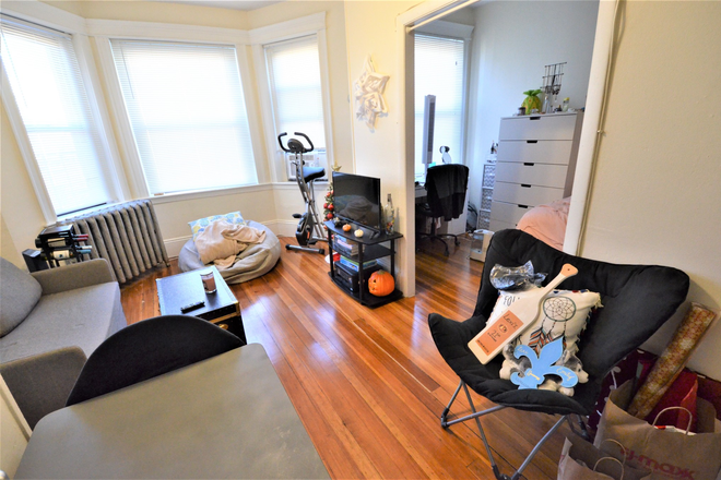 Living - Large Front Facing Studio in Westland Ave  across Whole foods move in 9/1