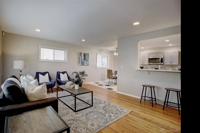 Living Room - 1.25 blocks Form Anschutz Campus House