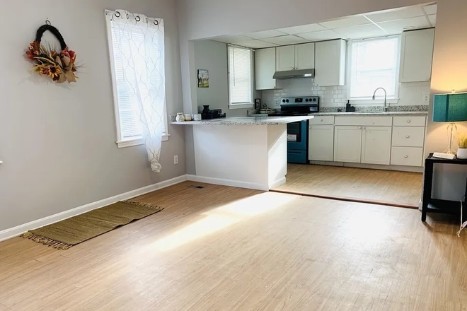 Living area/kitchen - 4 Bedrooms Close to UML and MBTA House