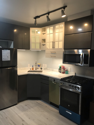 Gourmet full kitchen with high end appliances, dimmable LED under cabinet lights. - Modern 1bed/1bath private ADU with laundry (Albany/N Berkeley):15 min bus to UCB, 30 min BART to SF