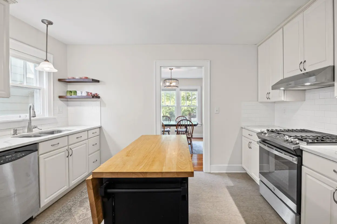 Kitchen - 214 Connolly St-Close to campus House