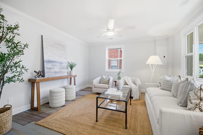 Living room - Peaceful retreat near downtown and walking trails House