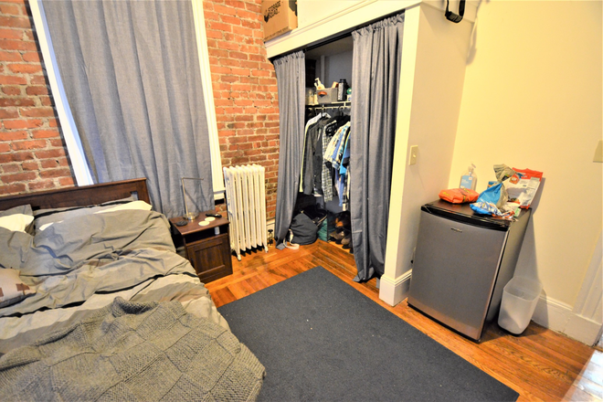 5 Bedroom - 103 Hemenway St. - NO Broker's Fee!! -  Avail 9/01 - LARGE, BRIGHT 5 BEDROOM 1.5 BATH on Hemenway St. Apartments