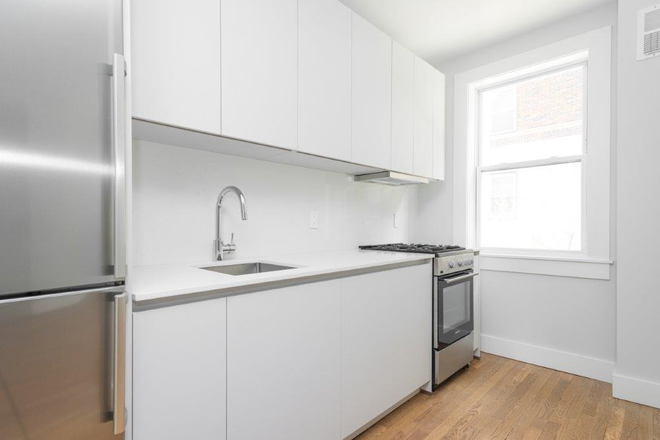 1 - Renovated Studio – A/C, Cats OK, No Fee