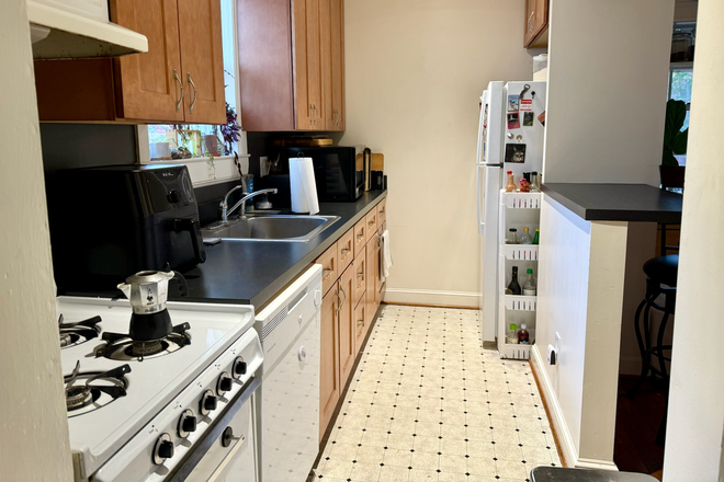Kitchen - King Street Metro - Room in Quaint House