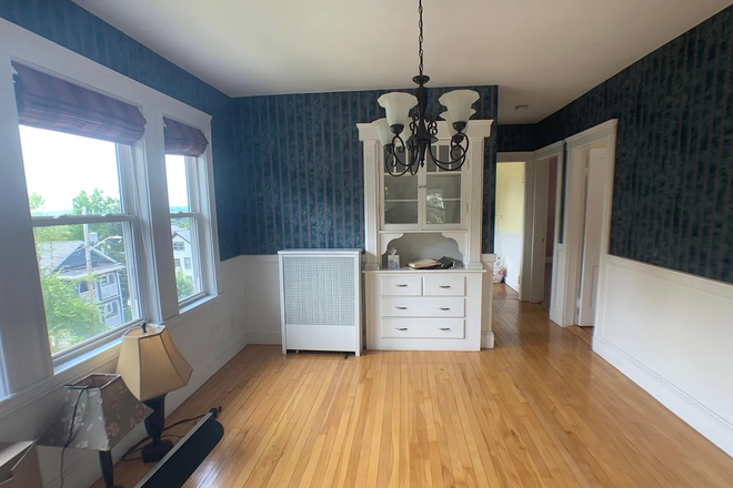 - - Close to Campus! 4 bed 1 bath w/ Laundry. Available 6/1/2026 Apartments